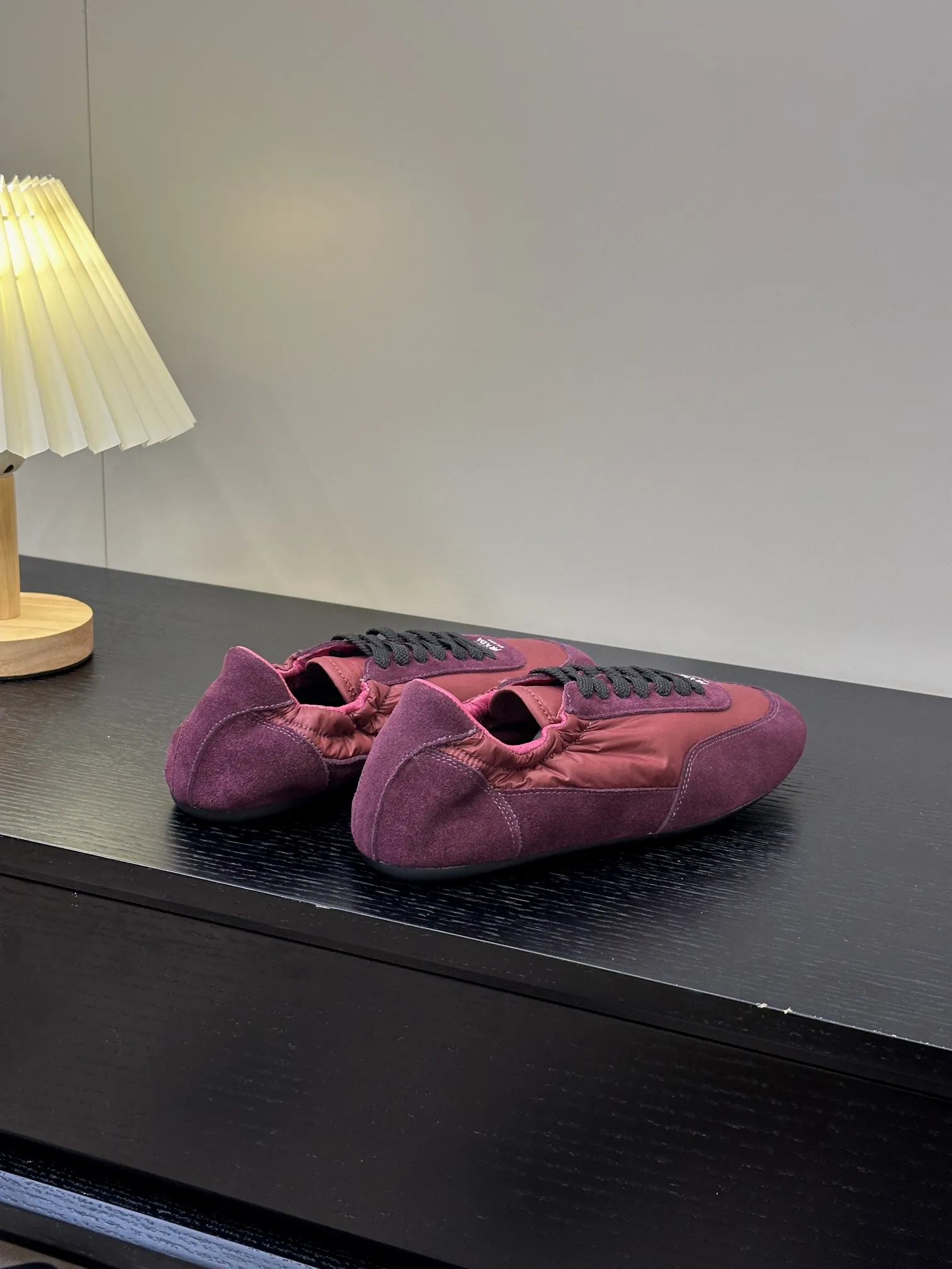 👟👟Ex-factory price 420👟👟 💠𝐏𝐑𝐀𝐃𝐀#Prada catwalk style lightweight thin-soled new moral training shoes casual shoes💠 outsole molded TPU❣️not made of rubber! The suede upper is textured, and the inner sheepskin is wrapped, which is soft and waxy. The insole is thickened with lambskin, which is extremely comfortable to step on, has a sense of support, and feels well wrapped. The shoe shape is full of wrapping, light, easy to wear, and practical. It is a casual shoe that makes you taller and longer legs! White is clean and refreshing, needed all year round, and can be easily worn with skirts and trousers. Upper: imported suede/original molded fabric. Lining: sheepskin. Outsole: TPU outsole! Different from cheap rubber soles on the market! Code number: 35-40 (40 customized)